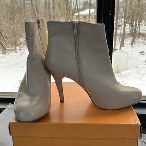 Nine West cream boot heel size 11 womens